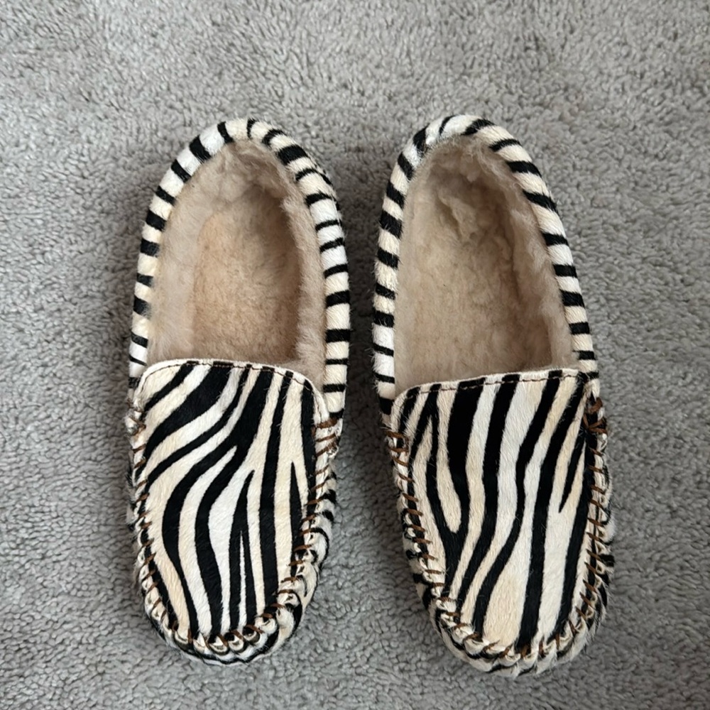 Emu Australia zebra print moccasin slippers size 5